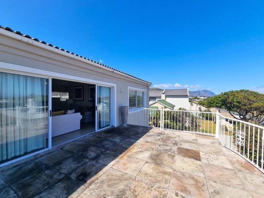 5 Bedroom Property for Sale in Sandbaai Western Cape